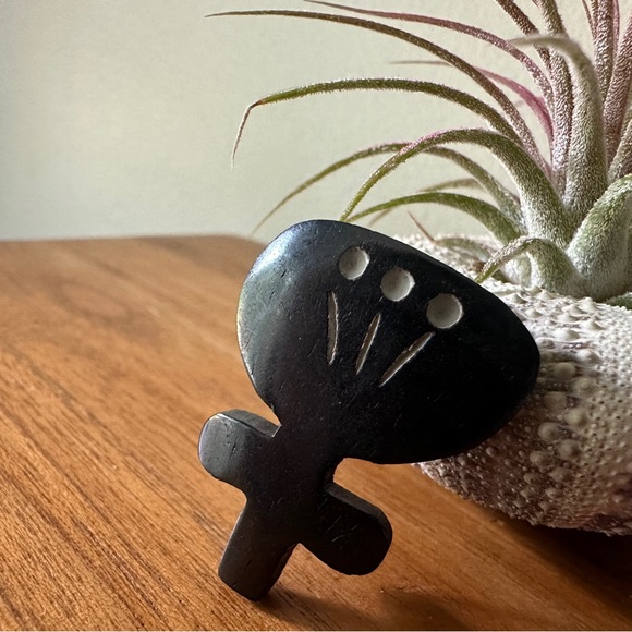 Handmade buffalo bone flower brooch - Picture 2 of 4